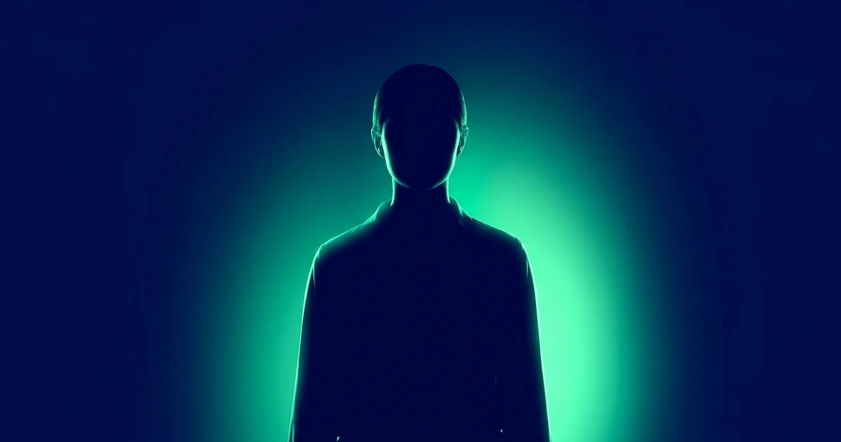 Silueta oscura de una persona en el centro con un resplandor verde brillante sobre fondo azul